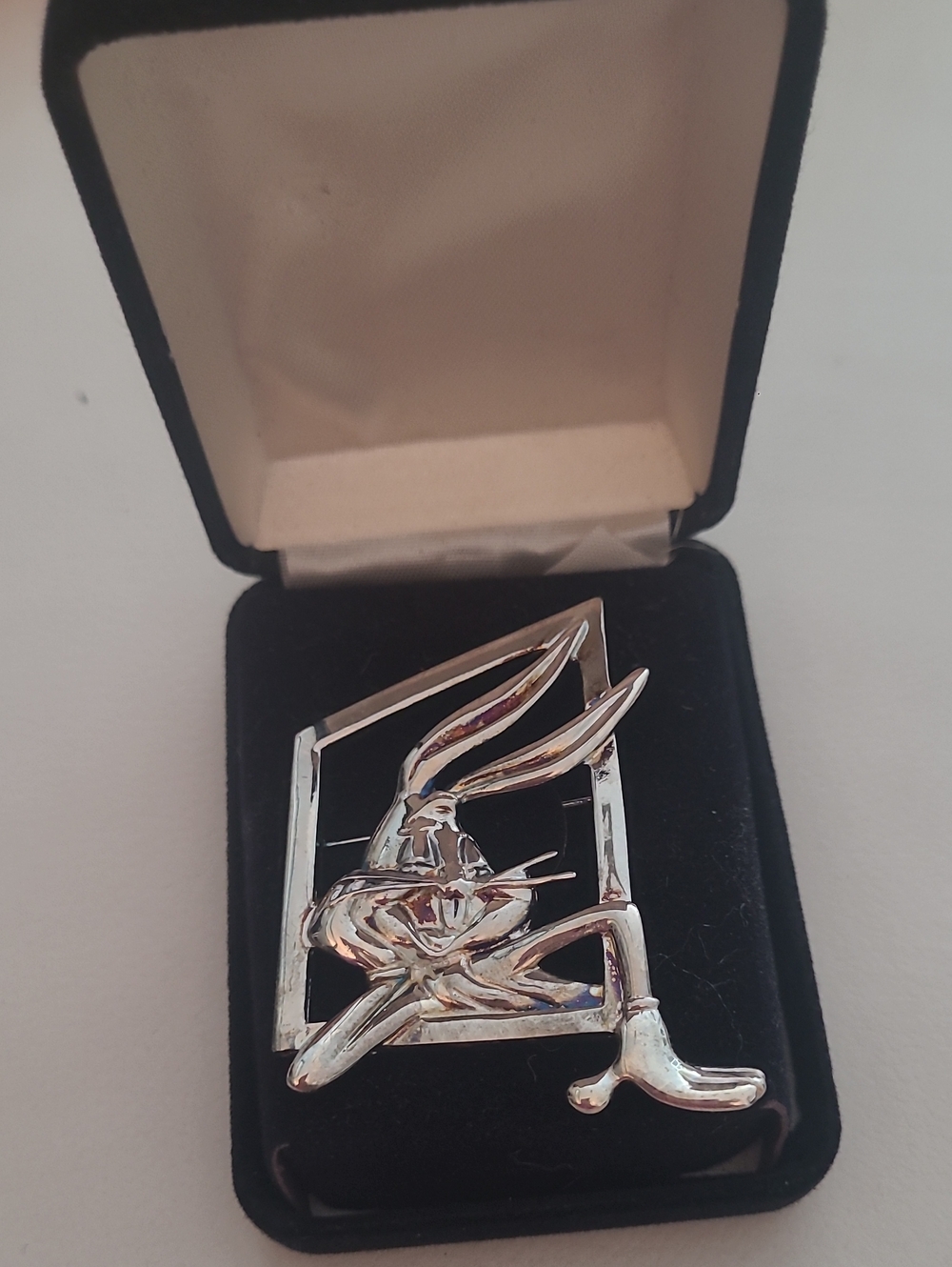 WARNER BROTHERS CARTOON BROOCH PIN SILVER TONE BUGS BUNNY !!